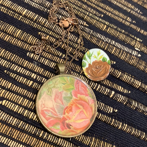 Two OLD WORLDLY Rose Jewellery Pieces includes SILK BAG - Picture 5 of 5